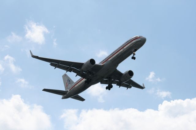 BOEING 767-200 (N657AM)