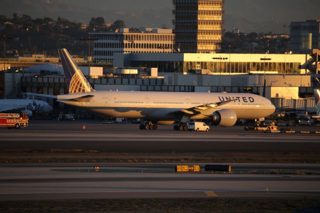 BOEING 777-300ER (N2747U)