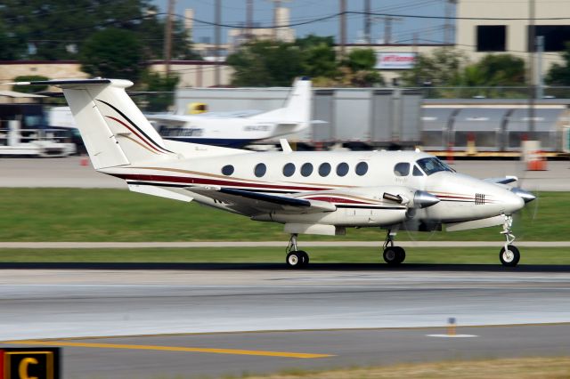 Beechcraft Super King Air 200 (N850AT) - 22 departure roll.