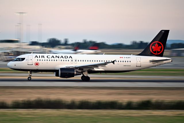 Airbus A320 (C-GJVT)