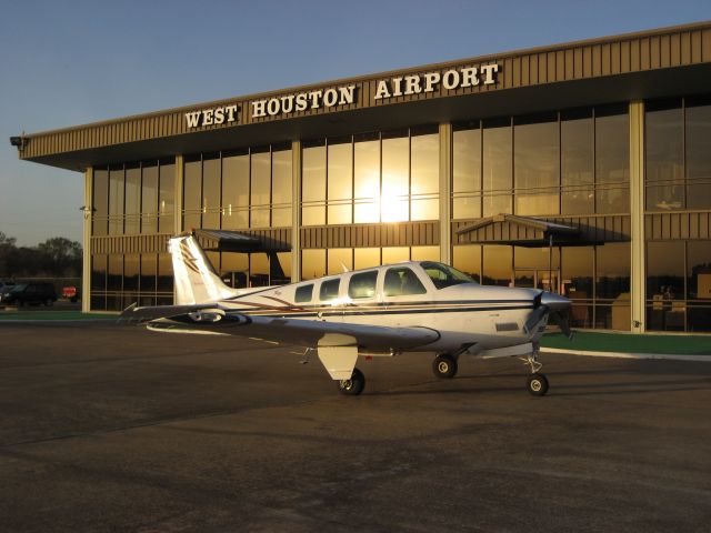 Beechcraft Bonanza (36) (N552CM)