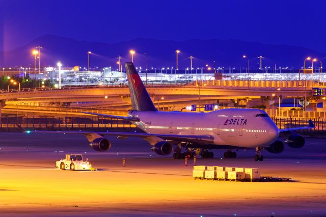 Boeing 747-400 (N662US)