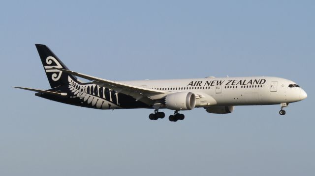 Boeing 787-9 Dreamliner (ZK-NZF) - NZF approaching on an Aussie freight flight.