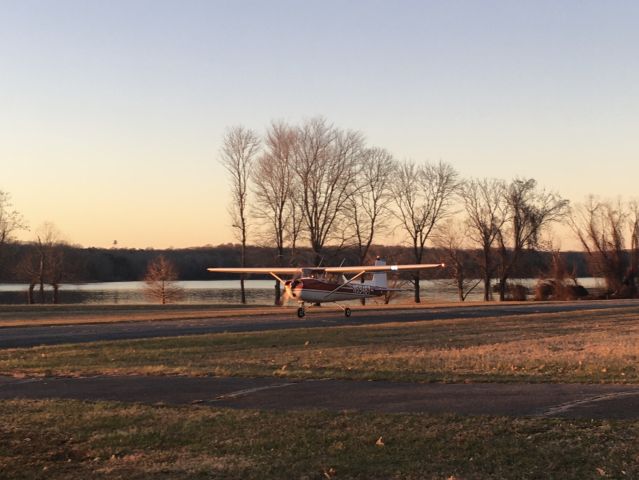 Cessna Commuter (N5946T) - Landing at home base