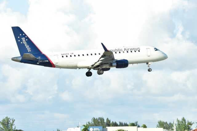 Embraer 170/175 (N402YX)