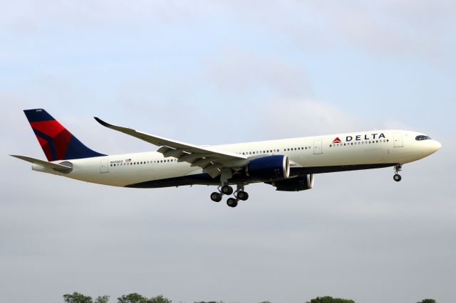 Airbus A330-900 (N410DZ) - On short finals for rwy 09L on 23-Jul-21 operating flight DAL32 from KATL.