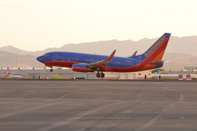 Boeing 737-700 (N905WN) - Touchdown in Tucson 4/10/2012