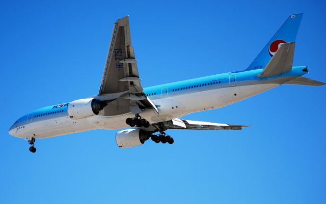 Boeing 777-200 (HL7751) - Korean Air Boeing 777-2B5/ER HL7751 (cn 34210/657)  Las Vegas - McCarran International (LAS / KLAS) USA - Nevada Photo: TDelCoro 8-9-2010