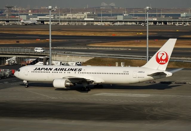 BOEING 767-300 (JA651J) - Parked at HND(Tokyo-Haneda).br /from International Terminal observation deck.(2016/01/08)