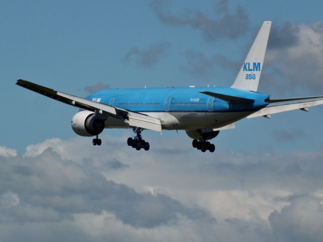 Boeing 777-200 (PH-BQM) - KLM Asia