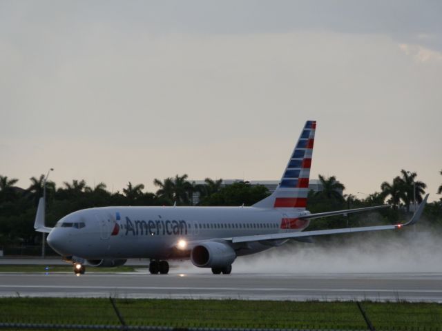 Boeing 737-800 (N823NN)