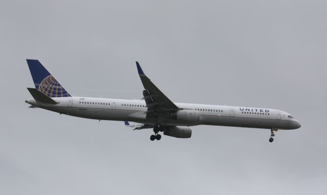 BOEING 757-300 (N57852)