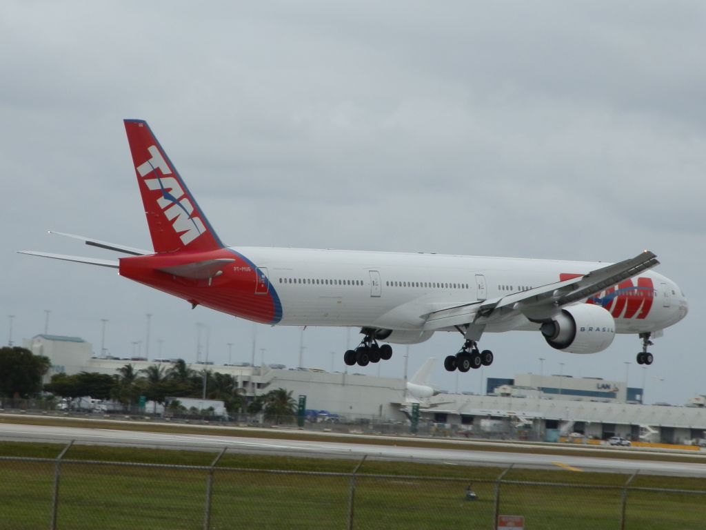 BOEING 777-300ER (PT-MUG)
