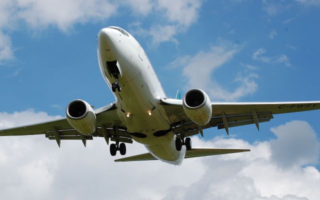 Boeing 737-700 —