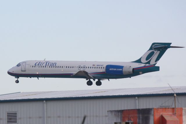 Boeing 717-200 (N951AT) - AirTran Flight 1228 (N951AT) on approach to Runway 32 at Sarasota-Bradenton International Airport following a flight from Indianapolis International Airport