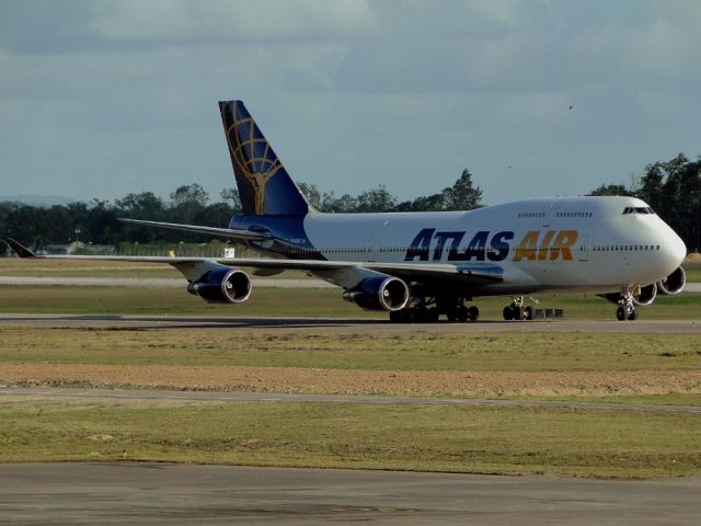 Boeing 747-400 (N465MC)