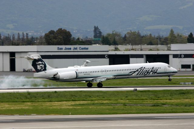 McDonnell Douglas MD-83 (N943AS) - KSJC - Alaska smokin 30L at San Jose arriving from Seattle.