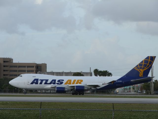 Boeing 747-400 (N497MC)