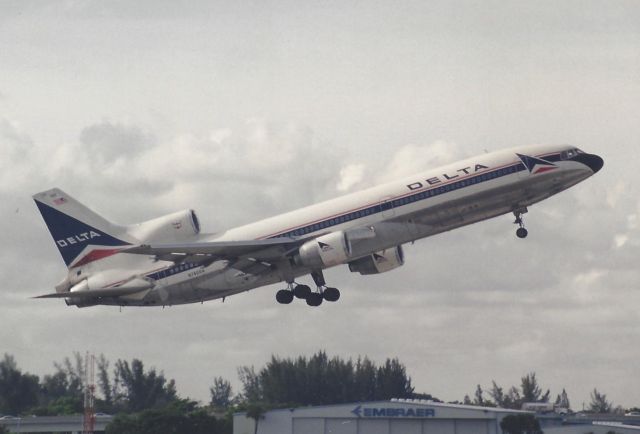 Lockheed L-1011 TriStar (N740DA) - 2000