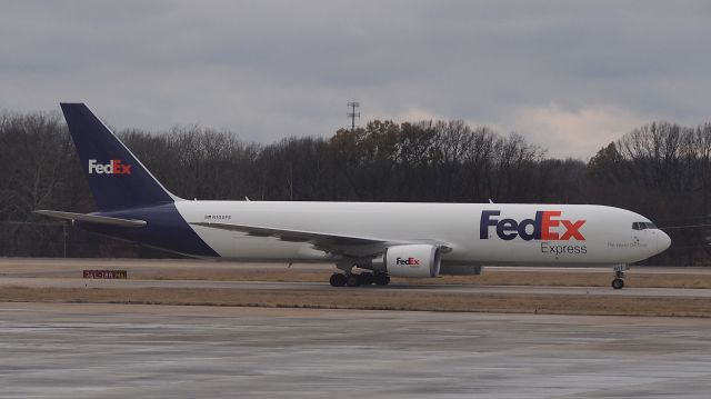 BOEING 767-300 (N108FE)