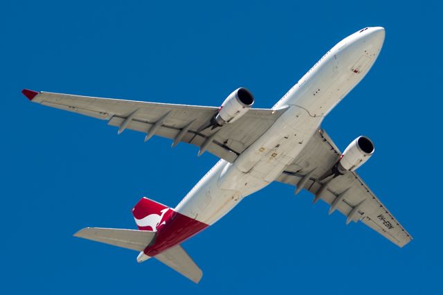 Airbus A330-200 (VH-EBN) - Airbus A330-202 Qantas VH-EBN YPPH 31/12/16