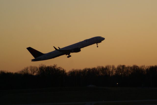 Boeing 757-200 (N551NW) - DL2982 to ATL