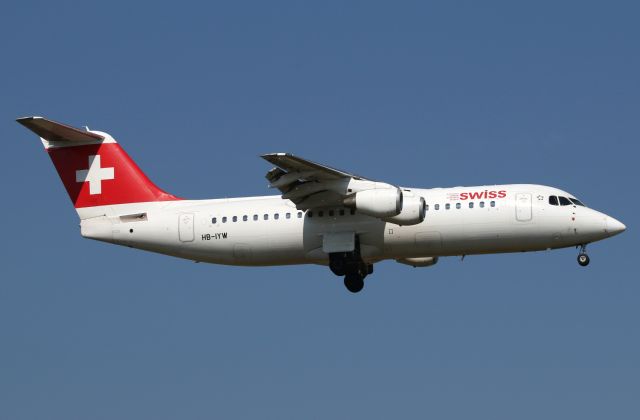 Avro RJ-100 Avroliner (HB-IYW)