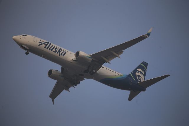 Boeing 737-700 (N263AK)