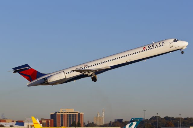 McDonnell Douglas MD-90 (N952DN) - N952DN<br>KATL<br>Dec 2013