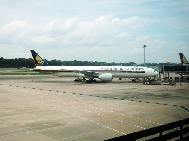 BOEING 777-300 (9V-SNA)