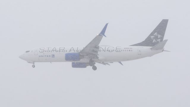Boeing 737-800 (N26210) - A United Airlines 737-800 wearing the (Star Alliance Livery) is seen on short final for runway 27L during a lake effect snow storm yesterday.