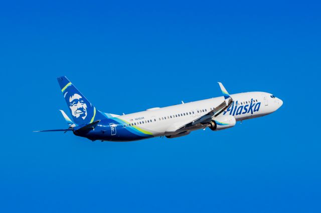 Boeing 737-900 (N292AK) - An Alaska Airlines 737-900 taking off from PHX on 2/1/23. Taken with a Canon R7 and Tamron 70-200 G2 lens.