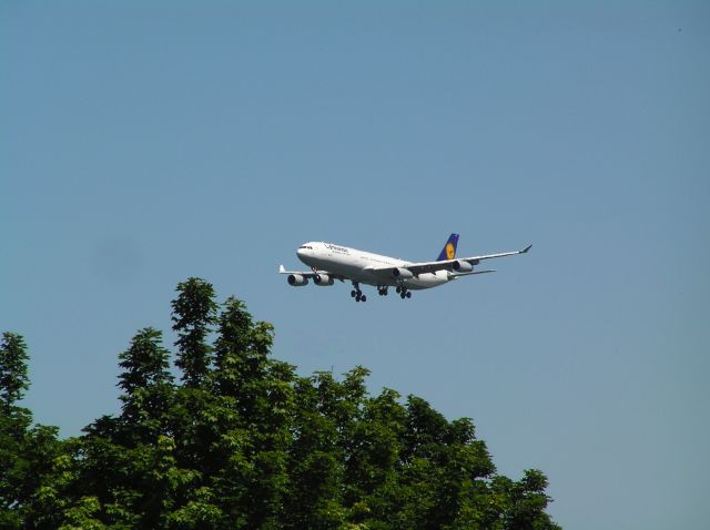 Airbus A340-300 (D-AIFF) - 2004-07-22 1405 PDT