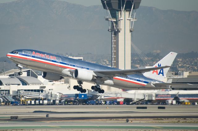 Boeing 777-200 (N755AN)