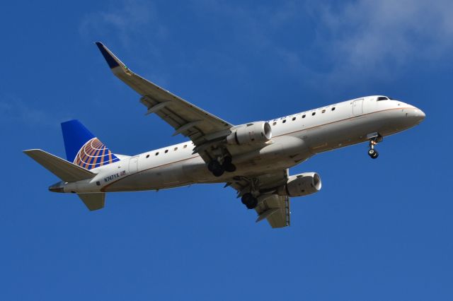 Embraer 170/175 (N747YX) - on final at KCLT - 10/8/18