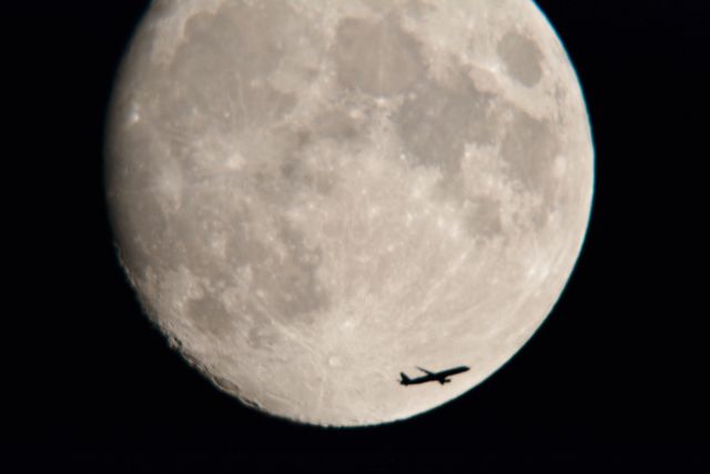 Airbus A321 (N173US) - This is American Airliines Flight 1680 a Airbus A-321-211 Philadelphia to Chicago passing the Waxing Gibbous Moon (Ilumination 95%) at 34,025 ft. just west of Akron Oh. 25 mi. southeast of my location in Strongsville Oh.10:35 pm. 07.21.21.