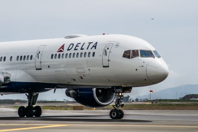 Boeing 757-200 (N6715C)