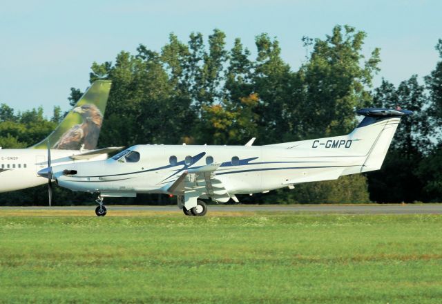 Pilatus PC-12 (C-GMPO) - Leaving rwy 25, on 24-aug-13