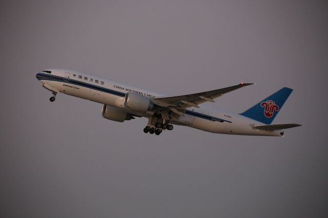 BOEING 777-200LR (B-20EN)