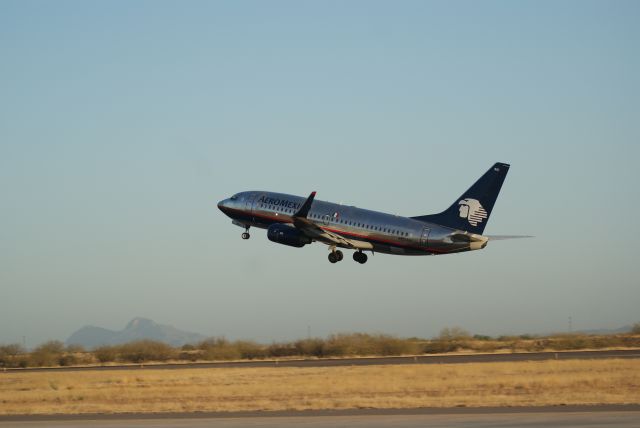 Boeing 737-700 (N851AM)