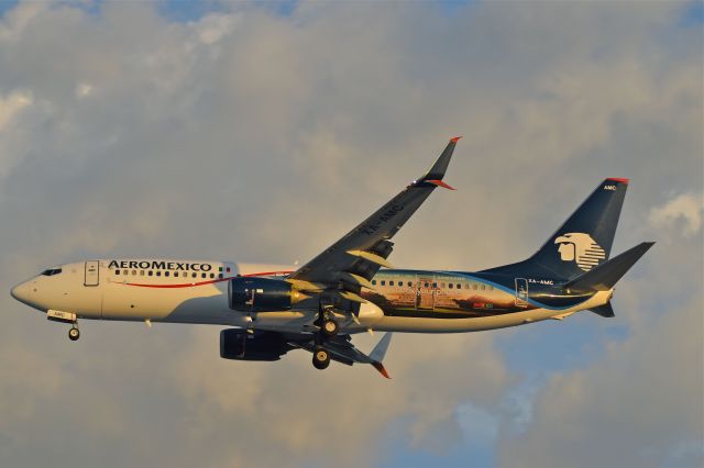 Boeing 737-800 (XA-AMC) - Boeing B737-852 XA-AMC MSN 36704 of AeroMexico with promotional sticker to "SmartPhone Smsung S8" and "archeological zone of Chichen Izta" in the mexican state of Yucatan, on approach at Mexico City International Airport (07/2018).