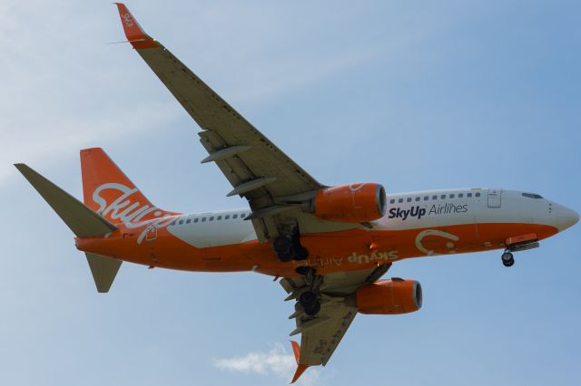 Boeing 737-700 (UR-SQD) - EPRZ