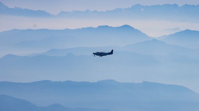 Cessna Caravan (N882FE) - Passed this Fedex plane about 60 miles north of Seattle. Thought I was a bit far but Turned out to be a great shot!