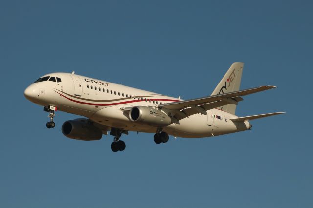 Sukhoi Superjet 100 (EI-FWC) - Aéroport de Bruxelles / Zaventem (BRU/EBBR).br /Piste (25L), atterrissage en provenance de Billund / Danemark, vol n° SN2250.br /"Appareil photo" Canon EOS 760D.br /Date 16/02/2018 @ 13h33.