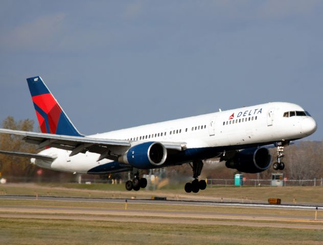 Boeing 757-200 (N687DL) - Landing on 12R on a windy day at MSP -- viewed from new viewing area