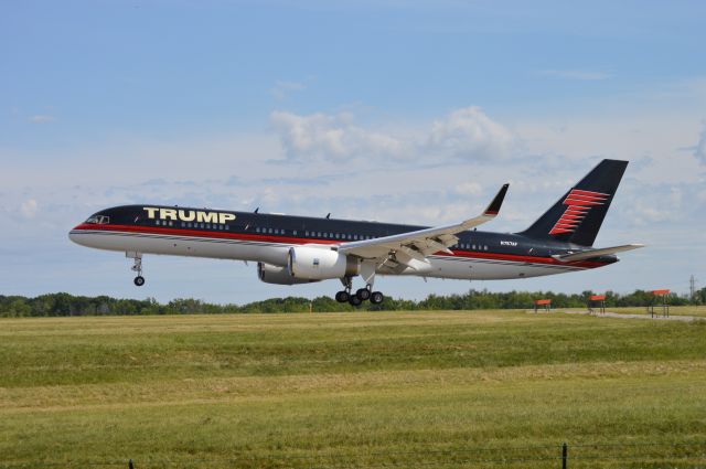 Boeing 757-200 (N757AF) - Donald Trump landing in Cleveland for the Fox GOP National Debate on August 6th, 2015.