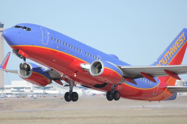 Boeing 737-700 (N423WN) - Taking off from runway 25.