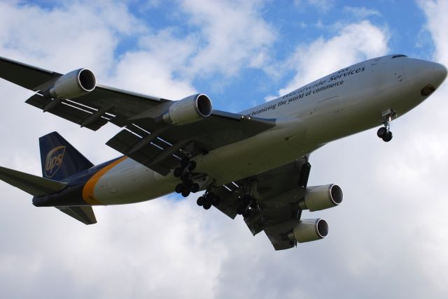 Boeing 747-400 (N577UP) - UPS 747 landing at Portland International Airport.