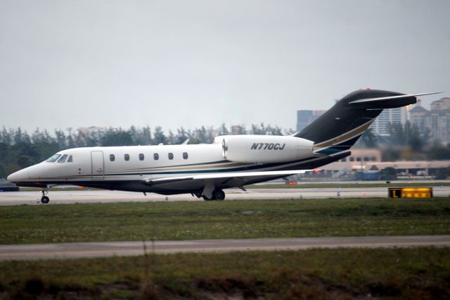 Cessna Citation X (N770CJ) - Lining up to depart rwy 10L on 16-Mar-19.