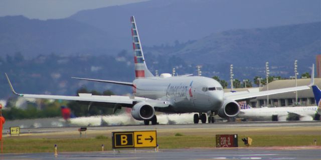 Boeing 737-800 (N998NN)